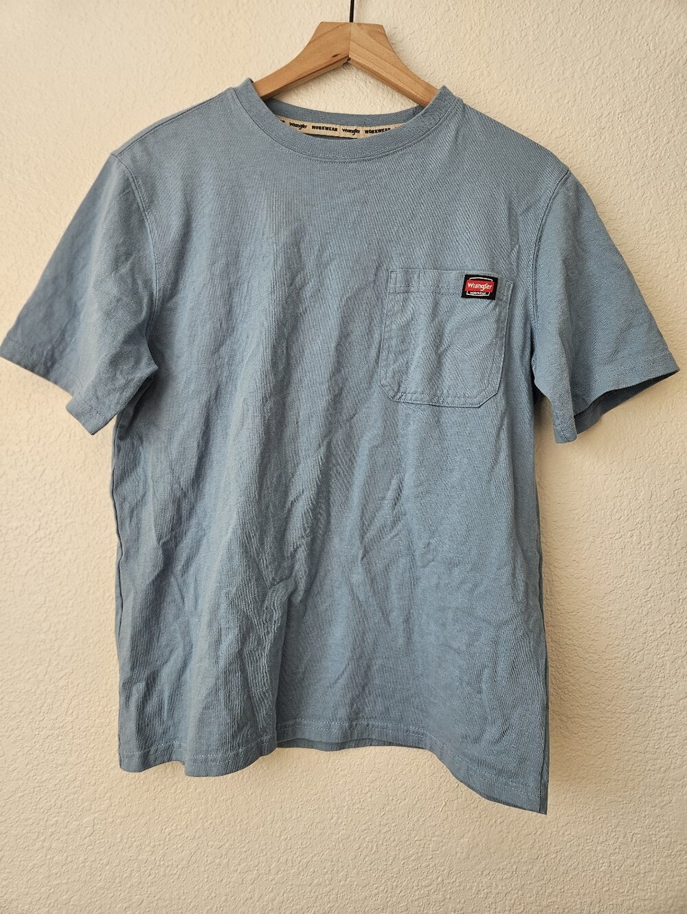 wrangler blue t shirt, small